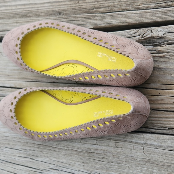 Diane Von Furstenberg Taupe Lazer Cut Suede Flats Size 8.5 In EUC - Picture 5 of 8